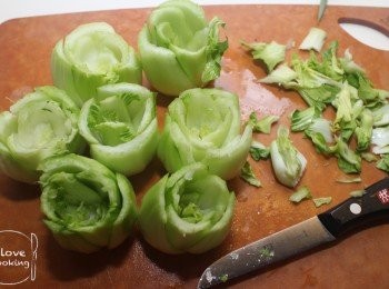 step2: 小唐菜洗乾淨之後切剩莖部, 再小心逐瓣菜莖扳開沖走泥沙, 然後用小刀挑空內部