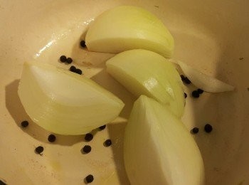 step3: 爆洋蔥及放入黑椒粒