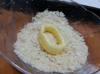 step4: -魷魚圈先沾上麺粉, 再沾上蛋液 -沾上一層麵包糠