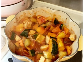 step5: 燉煮至所有蔬菜都變軟，便完成。