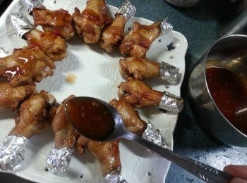 step6: 將雞槌排在碟上,淋上醬汁料即可