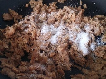 step2: 梅菜需要浸水半小時除沙石,揸出水份切免治菜,用白鑊加熱後落梅菜蓉炒乾身後加<span class="group_3">梅菜醃料</span>炒勻攞起備用。