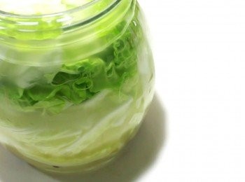 step8: 練習五  複合的味道
<span class="group_1">食材</span> Ingredients
手撕大白菜至瓶滿 Shredded Shandong Cabbage
生大蒜2-3瓣, 切片2 Sliced Garlic cloves
花椒粒一茶匙  1 tsp Zanthoxylum
食鹽1/4茶匙 1/4 tsp Salt
泡菜水+ 自來水灌至瓶口 Pickles juice + Tap water
蘿蔔留下的辛辣味, 加上生蒜的香, 花椒的痳香, 複合的味道。做到這步, 你就會驚訝自己的手藝了。