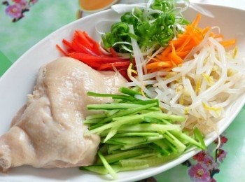 step2: 其他備料:豆芽菜川燙過；小黃瓜、紅蘿蔔、彩椒切成細絲；青蔥刨絲稍泡水10分中撈起