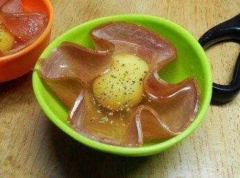 step4: 上面灑上粗粒黑胡椒與義大利香料粉，進烤箱160度烤15分