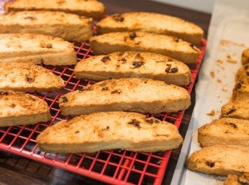 step12: 出爐後置於網架上放涼後即成。