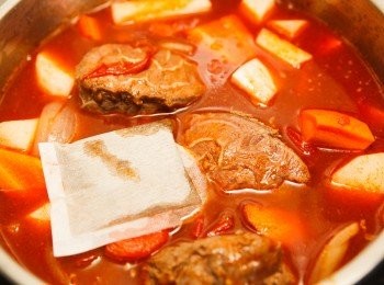 step5: 將所有的材料加入鍋中，開大火煮滾。