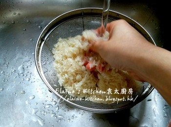 step4: 白米用水沖一沖洗及瀝乾 , 小棠菜加少許鹽 , 加水浸過面靜待10分鐘