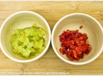 step3: 將小番茄與無籽綠葡萄洗淨後，用水果刀逐一分切成丁狀備用。