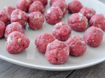 step2: 然後拿出一小份，搓圓