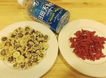 step1: 將菊花及枸杞 洗淨放入茶包袋備用