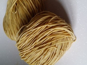 step1: 红葱頭切片。
蒜頭剁碎。
蕃茄切粒。