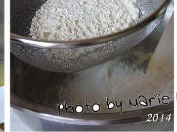 step3: 拌勻後接著繼續加入《起士粉》，再拌勻
然後低筋麵粉過篩後分兩次加入
每次加入都要先拌勻後再加第二次
所有材料拌成無粉粒的麵糰後
封上保鮮膜靜置 30分鐘‧‧‧

※ 低粉下去後以《切拌》和《按壓》的方式成糰
    避免過度攪拌產生筋性而影響口感。