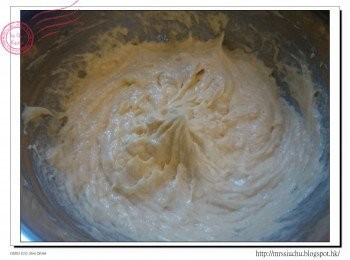 step4: 分3次逐少加入蛋液, 打勻。