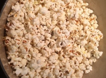 step3: 慢慢會聽到爆米聲，直到差不多沒有爆米聲便可以關火開蓋