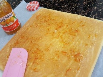 step14: 於放凉的蛋糕片上平均抹上適量的Sumcker香橙果醬