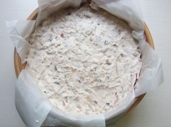 step13: 倒入濃稠的米漿材料在竹蒸籠裡。