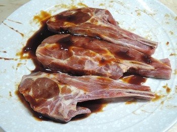 step2: 羊排用李錦記香蒜蜜汁排骨醬醃過10分鐘