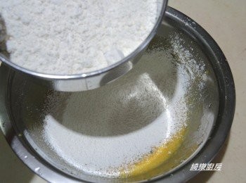 step4: 加入篩過的低筋麵粉