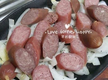 step3: 鐵板依次序放入牛油, 洋蔥條, 灑上海鹽, 再加入司華力腸及灑上黑胡椒碎
