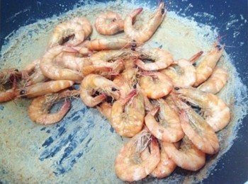 step4: 快收乾時在倒入剩餘的胡椒粉炒勻即可^^