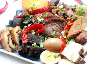 step8: 好吃的滷味,可當配菜或下酒菜,做成便當菜也很不錯。剩下的滷汁可以汆燙菇類或青菜,非常美味喔!