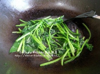 step4: 燒紅鑊 , 放入菠菜加少許鹽 , 水拌勻炒至菠菜熟透 , 盛起放上碟備用
