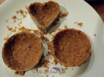 step3: 趁溫熱放入模型.從底部開始鋪緊.在慢慢往邊邊堆疊壓緊.放入冰箱冷藏.變硬就能脫模 (矽膠模較好脫模不沾黏.家裡沒有也能用鋁箔的蛋塔模)