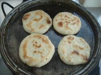 step4: 包入肉餡，壓平，鍋裡熱油，開始煎。