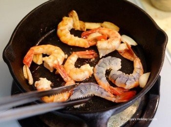 step4: 將蝦子翻面再煎30秒後馬上關火！(記得全程都要用最小火，我就是忘了把火左轉到底，結果關火後蒜片還是不小心焦了一些~_~')