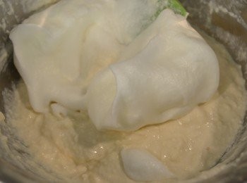 step6: 取1/3的蛋白霜加入豆腐麵糊中用刮刀拌勻，再將剩餘的蛋白霜加入拌勻。