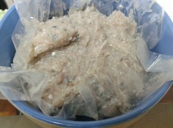 step1: 魚肉可自己做，我在魚檔買現成的鯪魚肉
