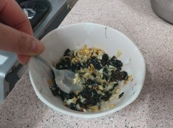 step5: 倒去過多的油， 用小鐵匙將大部份豆豉搗爛（留些原粒可加點口感）