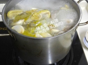 step2: 蓮同水一起煲45分鐘至1小時加鹽即可食用。