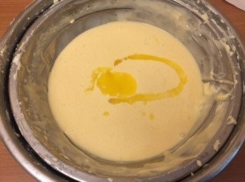 step6: 最後倒入牛油溶液用膠刮拌勻。