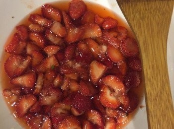 step9: 兩至三小時後，士多啤梨和糖已出了水