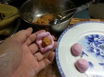 step18: 將適量餡料包入粉糰內搓圓成湯圓狀