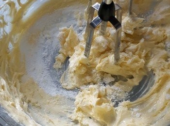 step9: 電動打蛋器先不用開機,將糖霜與牛油攪一攪拌才開機(作用是糖霜不會因開機時散開飛出),再開慢速將糖霜與牛油混合,不要打太耐,轉幾吓不見到白色即可(糖霜拌勻即可,不需要打溶)