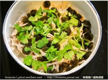 step6: 放入香菜後，將檸檬汁、胡椒、醬油與辣油調成醬汁，與其他<span class="group_1">食材</span>一同拌勻。