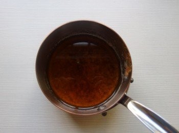 step5: 靜置後,使用小濾網過濾出純淨的[焦化奶油]。