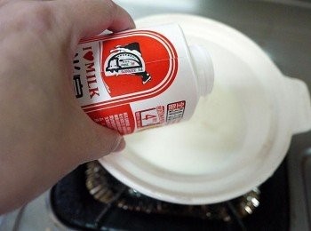 step4: 再加入鮮奶，小火煮滾