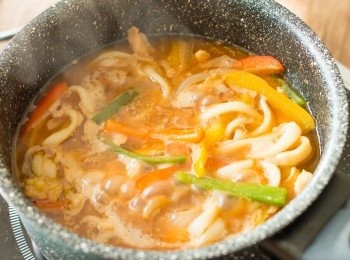 step7: 把湯煮滾後加入烏冬煮至軟身即成。