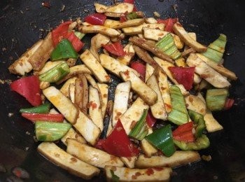 step19: 加入紅，青椒炒勻