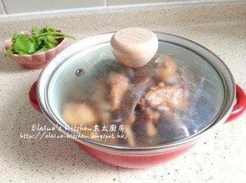 step8: 將炆好的雞放入另一鍋中 , 蓋上蓋焗至食前再番熱 , 放上芹菜葉裝飾即可