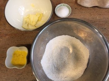 step1: 1)將牛油回室溫約5分鐘加入糖攪勻至奶白, 分2次加入蛋液攪勻