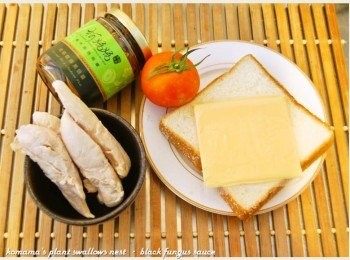 step1: 準備土司、雞里肌、番茄、青檸酸辣黑菇醬、起司等<span class="group_1">食材</span>。