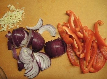 step1: 甜紅椒去籽，切條。紅洋蔥去皮切條，蒜頭切細粒。急凍酥皮溫室解凍，切成2個15x15 cm的正方形，在中間用叉子刺小孔。