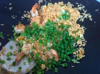 step6: 最後加入青蔥粒和淡醬油調味即可。
