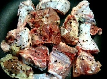 step3: 取出不沾鍋平底鍋，將雞肉帶皮那面朝下，蓋上鍋蓋，開中火慢煎（不需放油）。