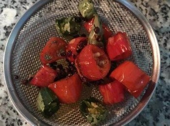 step3: 到辣椒表皮變色，瀝出油，並挑出辣椒備用。